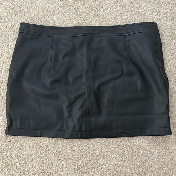 Free People Black Faux Leather Mini Skirt Full Zipper Size 10 - Picture 2 of 6